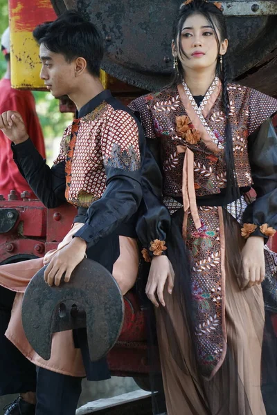 穿着蜡染衣服的印度尼西亚模特 — 图库照片