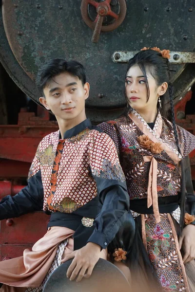 Model Indonesia Dengan Pakaian Batik — Stok Foto