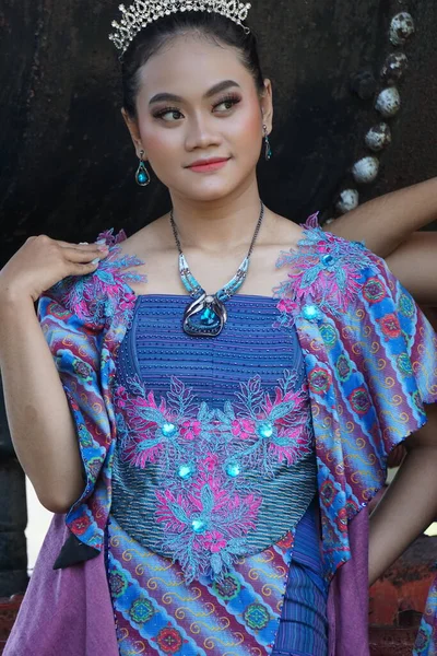 インドネシアのモデル バティック服 — ストック写真