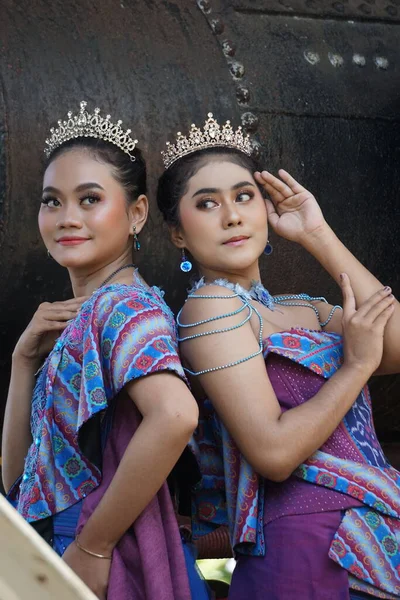 Indonezyjski Model Ubraniami Batik — Zdjęcie stockowe