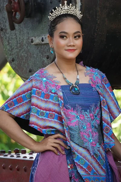 Modello Indonesiano Con Abiti Batik — Foto Stock