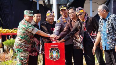 Batik Keren Festivali açılış töreninde Blitar Belediye Başkanı Bay Santoso