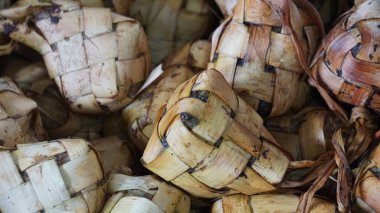 Ketupat tipik bir Endonezya yemeğidir. Pirinçten yapılmış, hindistan cevizi yapraklarına sarılmış, sıcak suda kaynatılmış ve genellikle idul fitri 'de yenir.