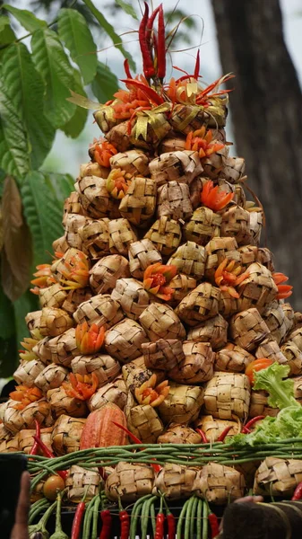 Ketupat tipik bir Endonezya yemeğidir. Pirinçten yapılmış, hindistan cevizi yapraklarına sarılmış, sıcak suda kaynatılmış ve genellikle idul fitri 'de yenir.