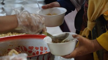 Endonezya usulü tavuk 0por (Endonezya tavuk çorbası) ve ketupat (pirinç keki))