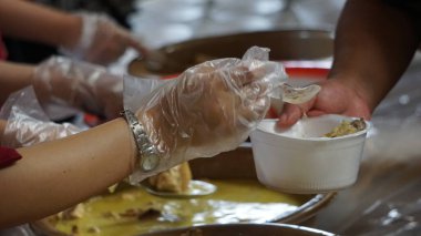 Endonezya usulü tavuk 0por (Endonezya tavuk çorbası) ve ketupat (pirinç keki))