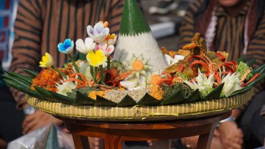 Nasi tumpeng (koni pilavı), urap-urap (Endonezya salatası), kızarmış tavuk ve erişte ile servis edilir. Nasi Tumpeng genellikle doğum günü partilerinde ya da şükran günlerinde servis edilir.