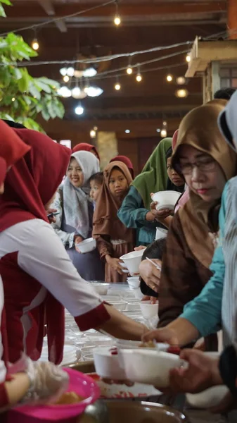 インドネシア人は鶏0Por インドネシアのチキンスープ とケツパツ を取る — ストック写真