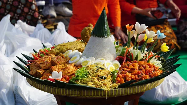 Nasi Tumpeng 蛋卷饭 配以便当 印尼沙拉 炸鸡和面条 Nasi Tumpeng通常在生日会或感恩会上服务 — 图库照片