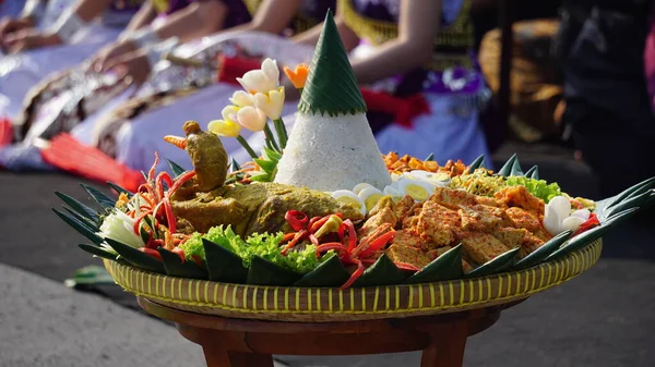 Насі Тупенг Конус Рис Подається Урап Урап Індонезійський Салат Смаженою — стокове фото