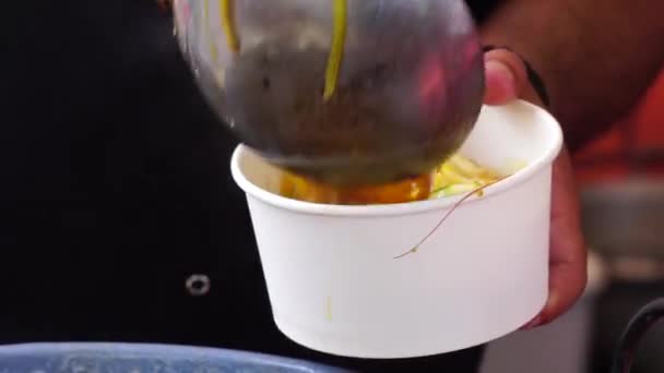 Κρατώντας Ένα Μπολ Λάκσα Laksa Είναι Ένα Πικάντικο Πιάτο Noodle — Αρχείο Βίντεο