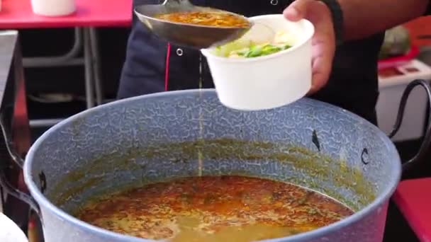 拿着一碗拉克萨 Laksa是一种在印度尼西亚很受欢迎的辣面食 Laksa由各种面条和配料组成 如鸡肉 虾或鱼 — 图库视频影像