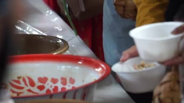 Indonesiano Prendere Pollo 0Por Minestra Pollo Indonesiano Ketupat Torta Riso — Video Stock