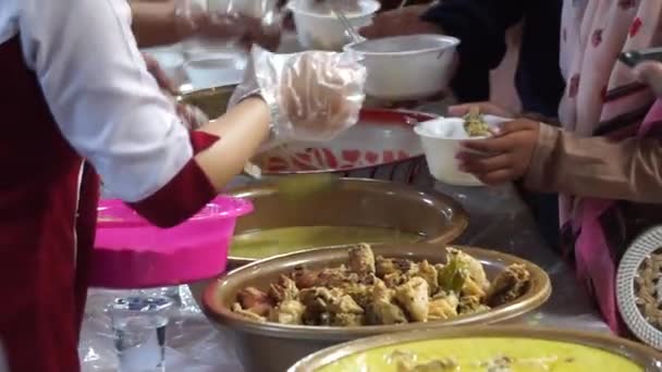 Indonesia Mengambil Ayam 0Por Sup Ayam Indonesia Dan Ketupat Kue — Stok Video