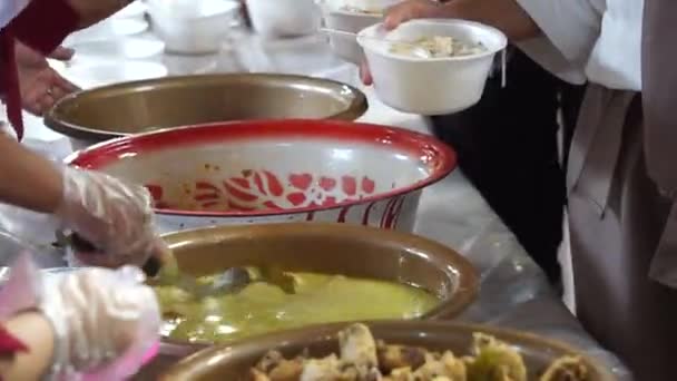 Индонезийский Взять Курицу 0Por Индонезийский Куриный Суп Ketupat Рисовый Торт — стоковое видео