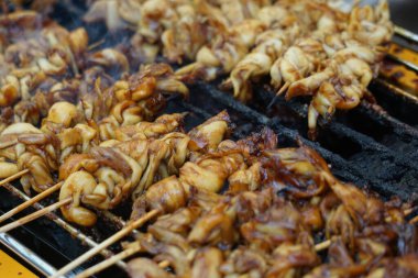 Izgara ızgara mantar satay. Sate ünlü Endonezya yemeklerinden biridir.