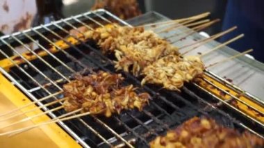 Izgara ızgara mantar satay. Sate ünlü Endonezya yemeklerinden biridir.