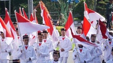 Kirab kebangsaan (Ulusal Karnaval) üzerinde Endonezya bayrağı yükselticisi)