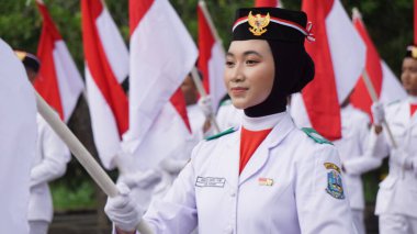 Kirab kebangsaan (Ulusal Karnaval) üzerinde Endonezya bayrağı yükselticisi)