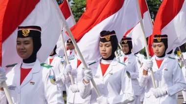 Kirab kebangsaan (Ulusal Karnaval) üzerinde Endonezya bayrağı yükselticisi)
