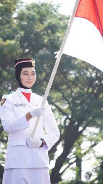 Kirab kebangsaan (Ulusal Karnaval) üzerinde Endonezya bayrağı yükselticisi)