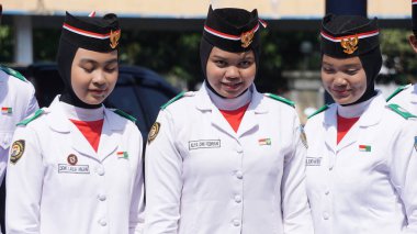 Kirab kebangsaan (Ulusal Karnaval) üzerinde Endonezya bayrağı yükselticisi)