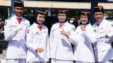 Kirab kebangsaan (Ulusal Karnaval) üzerinde Endonezya bayrağı yükselticisi)