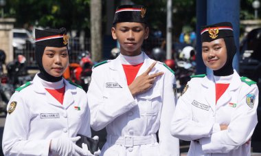 Kirab kebangsaan (Ulusal Karnaval) üzerinde Endonezya bayrağı yükselticisi)