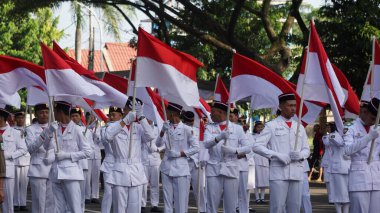 Kirab kebangsaan (Ulusal Karnaval) üzerinde Endonezya bayrağı yükselticisi)
