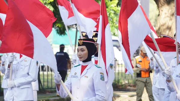 Levantador Bandeira Indonésia Kirab Kebangsaan Carnaval Nacional — Fotografia de Stock