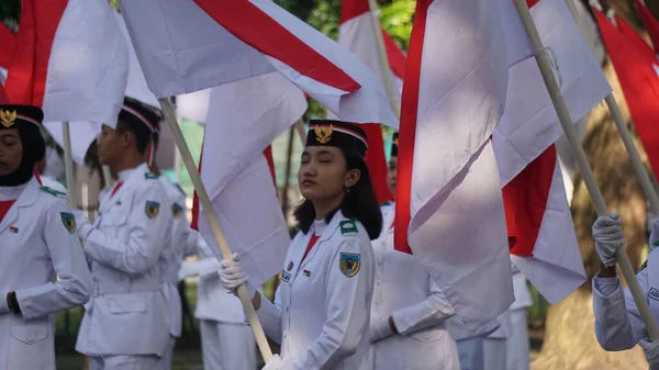 在Kirab Kebangsaan 全国嘉年华 升起印度尼西亚国旗的人 — 图库照片