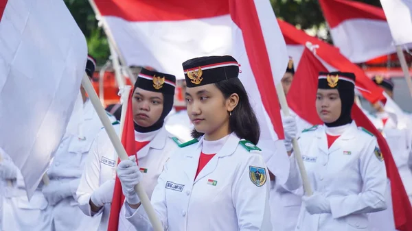 Kirab Kebangsaan Ulusal Karnaval Üzerinde Endonezya Bayrağı Yükselticisi — Stok fotoğraf