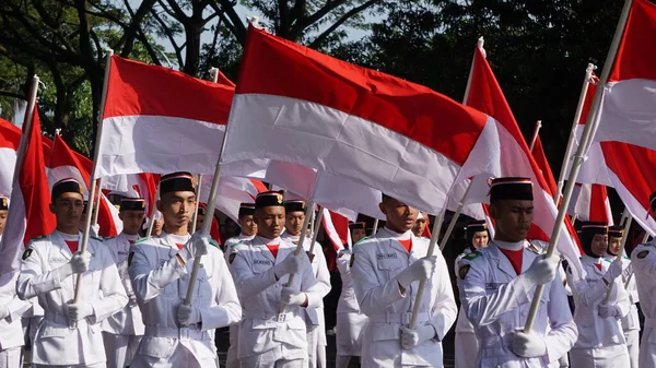 Drapeau Indonésien Leveur Sur Kirab Kebangsaan Carnaval National — Photo
