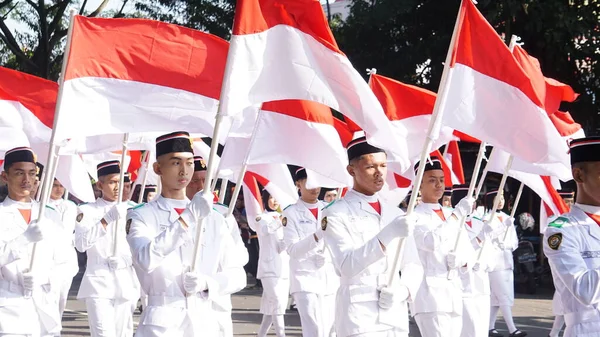 Levantador Bandeira Indonésia Kirab Kebangsaan Carnaval Nacional — Fotografia de Stock