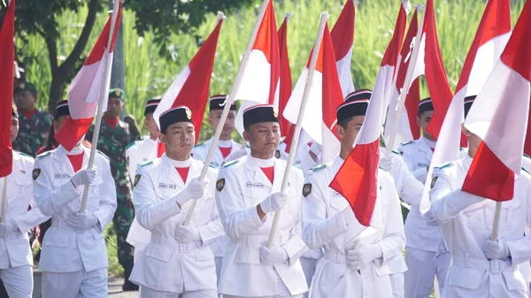 Kirab Kebangsaan Ulusal Karnaval Üzerinde Endonezya Bayrağı Yükselticisi — Stok fotoğraf