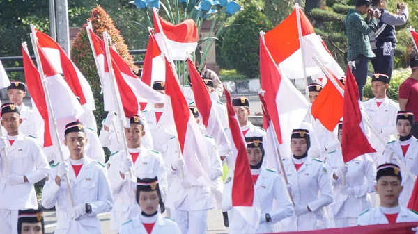 Indonesischer Fahnenschwenker Auf Kirab Kebangsaan Nationaler Karneval — Stockfoto