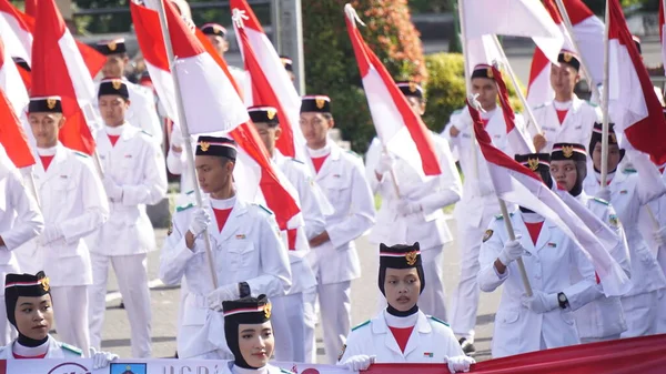 Sbandieratore Indonesiano Kirab Kebangsaan Carnevale Nazionale — Foto Stock