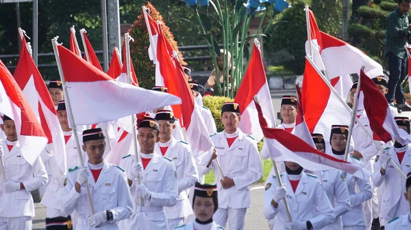 Indonesischer Fahnenschwenker Auf Kirab Kebangsaan Nationaler Karneval — Stockfoto