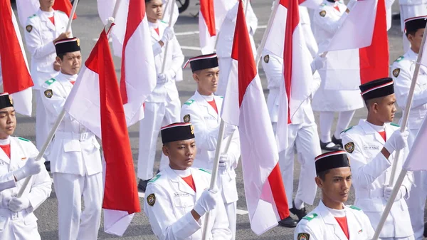 Sbandieratore Indonesiano Kirab Kebangsaan Carnevale Nazionale — Foto Stock
