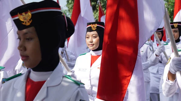 インドネシアの国旗掲揚者 カーラブ ケバンサン — ストック写真