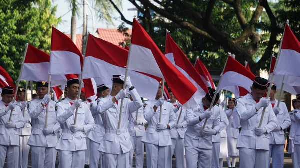 在Kirab Kebangsaan 全国嘉年华 升起印度尼西亚国旗的人 — 图库照片