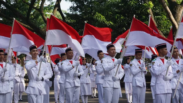 Levantamiento Bandera Indonesia Kirab Kebangsaan Carnaval Nacional —  Fotos de Stock