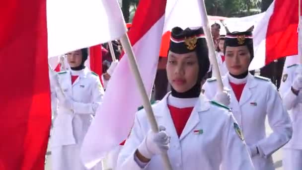Indonesischer Fahnenschwenker Auf Kirab Kebangsaan Nationaler Karneval — Stockvideo