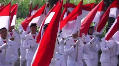 Kirab kebangsaan (Ulusal Karnaval) üzerinde Endonezya bayrağı yükselticisi)