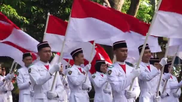 Levantador Bandeira Indonésia Kirab Kebangsaan Carnaval Nacional — Vídeo de Stock