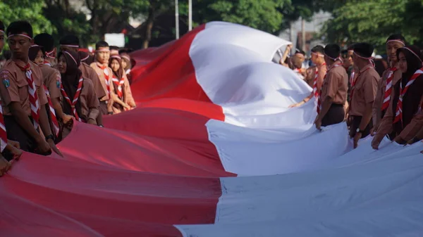 Индонезийские Разведчики Развернули Национальный Флаг Кираб Кебангсаан Национальный Карнавал — стоковое фото