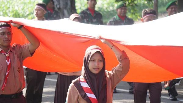 Indonéz Felderítők Bontják Nemzeti Zászlót Kirab Kebangsaan Nemzeti Karnevál — Stock Fotó