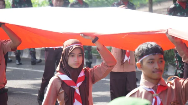 Indonezyjscy Zwiadowcy Rozwijają Flagę Narodową Kirab Kebangsaan Narodowy Karnawał — Zdjęcie stockowe