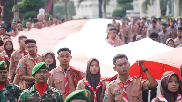 印度尼西亚侦察兵在Kirab Kebangsaan 全国嘉年华 展开国旗 — 图库照片