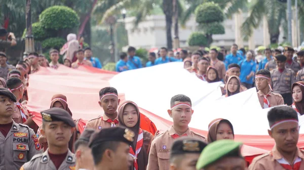 印度尼西亚侦察兵在Kirab Kebangsaan 全国嘉年华 展开国旗 — 图库照片